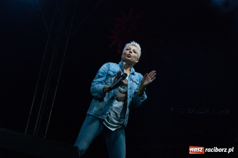Zdjęcie w galerii na portalu naszraciborz.pl: Disco-Polo na finał XXV Memoriału. Doxxx oraz Piękni i Młodzi porwali raciborską publiczność wiadomości z regionu