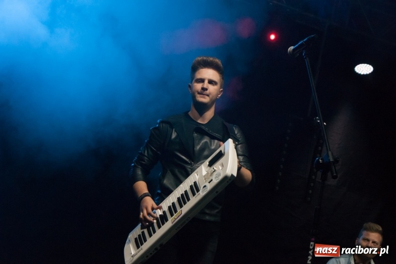 Zdjęcie w galerii na portalu naszraciborz.pl: Disco-Polo na finał XXV Memoriału. Doxxx oraz Piękni i Młodzi porwali raciborską publiczność wiadomości z regionu