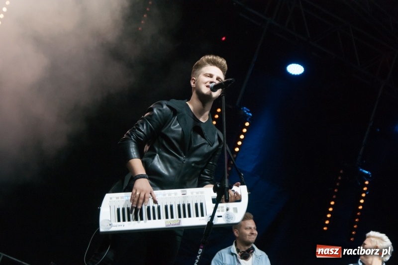 Zdjęcie w galerii na portalu naszraciborz.pl: Disco-Polo na finał XXV Memoriału. Doxxx oraz Piękni i Młodzi porwali raciborską publiczność wiadomości z regionu