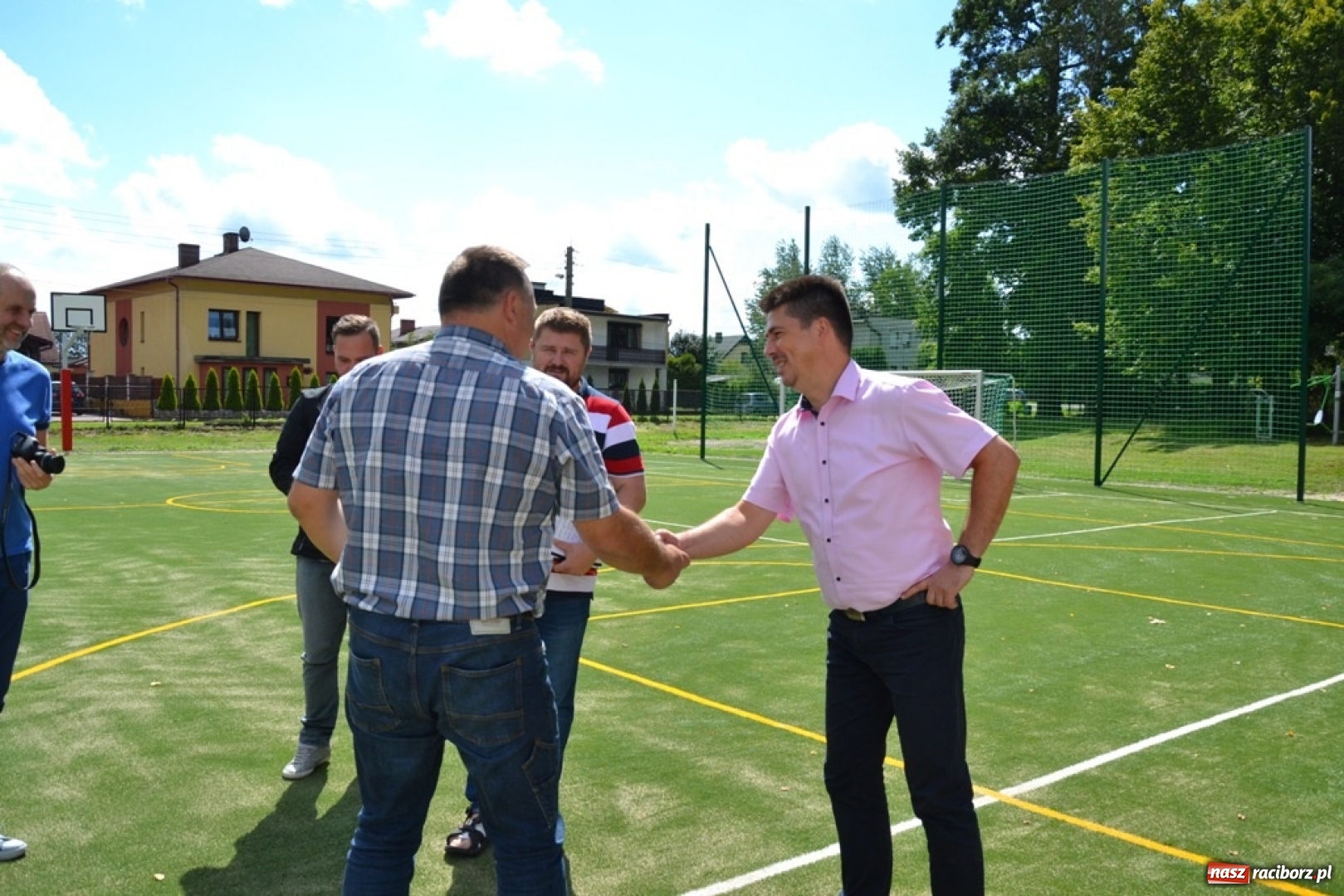 Zdjęcie w galerii na portalu naszraciborz.pl: Szkoła w Rudach z nowym boiskiem wielofunkcyjnym wiadomości z regionu