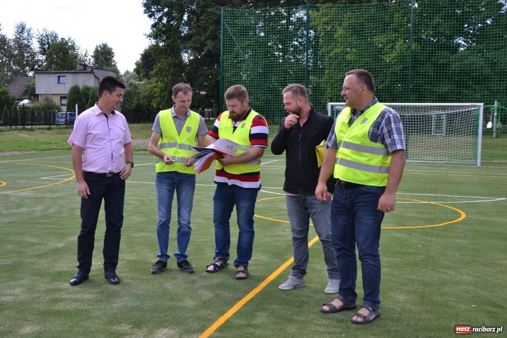 Zdjęcie w galerii na portalu naszraciborz.pl: Szkoła w Rudach z nowym boiskiem wielofunkcyjnym wiadomości z regionu