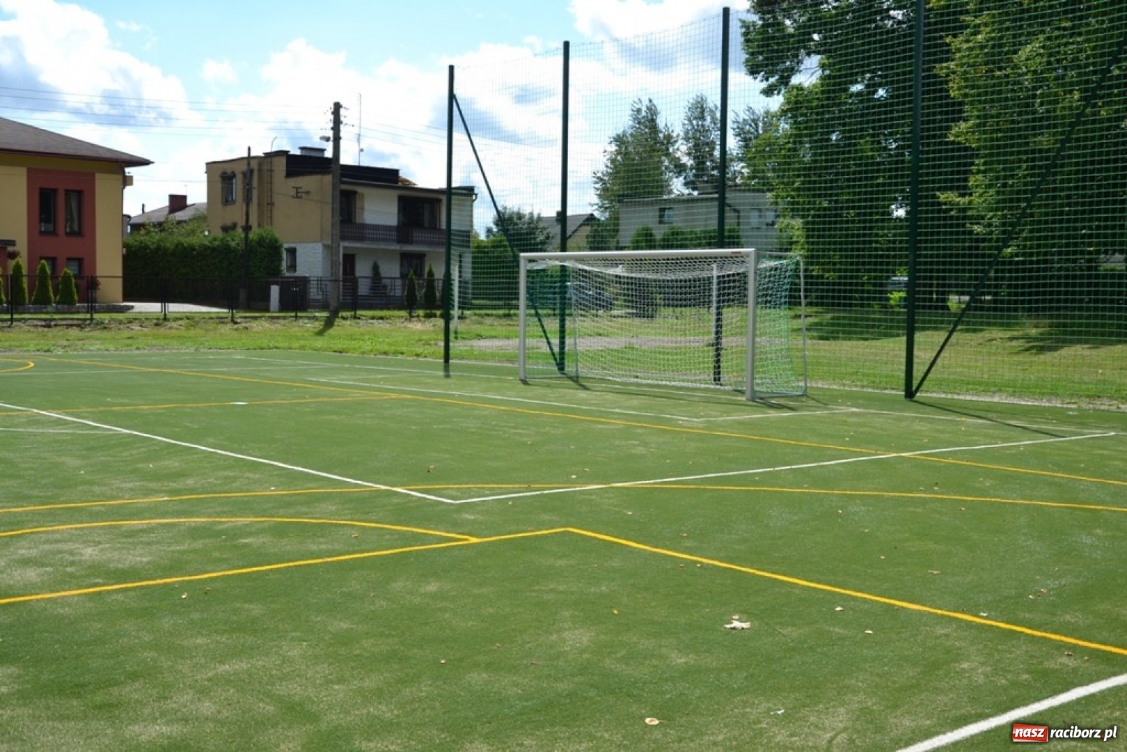 Zdjęcie w galerii na portalu naszraciborz.pl: Szkoła w Rudach z nowym boiskiem wielofunkcyjnym wiadomości z regionu
