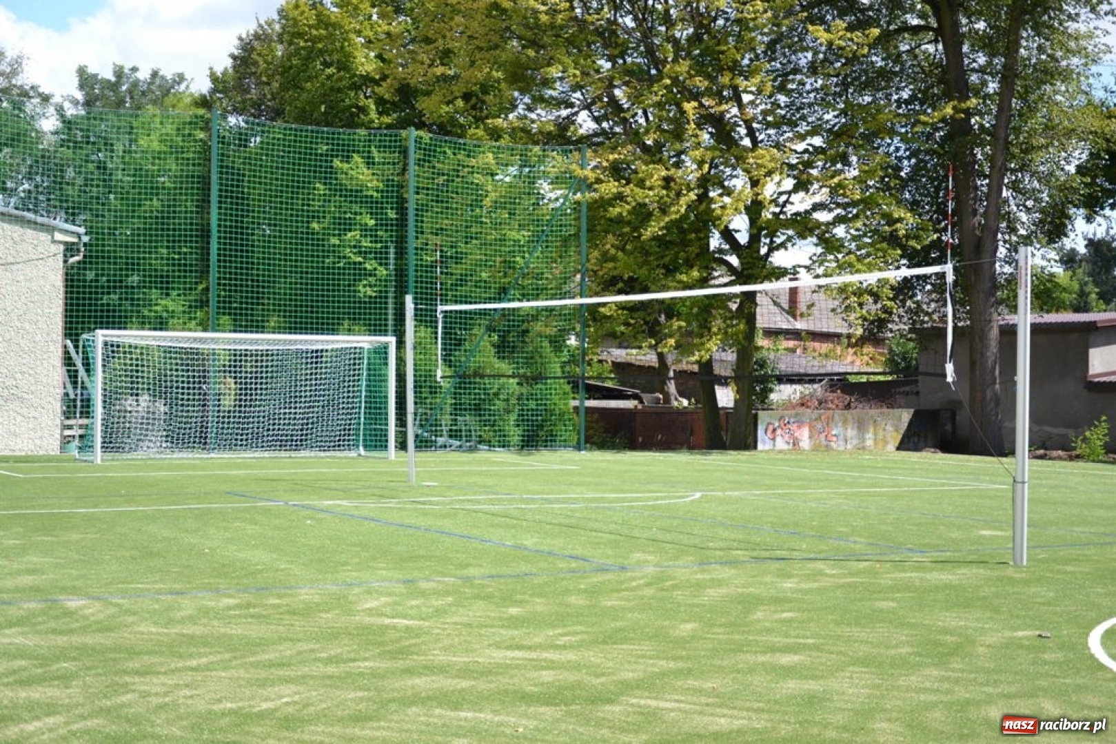 Zdjęcie w galerii na portalu naszraciborz.pl: Szkoła w Rudach z nowym boiskiem wielofunkcyjnym wiadomości z regionu