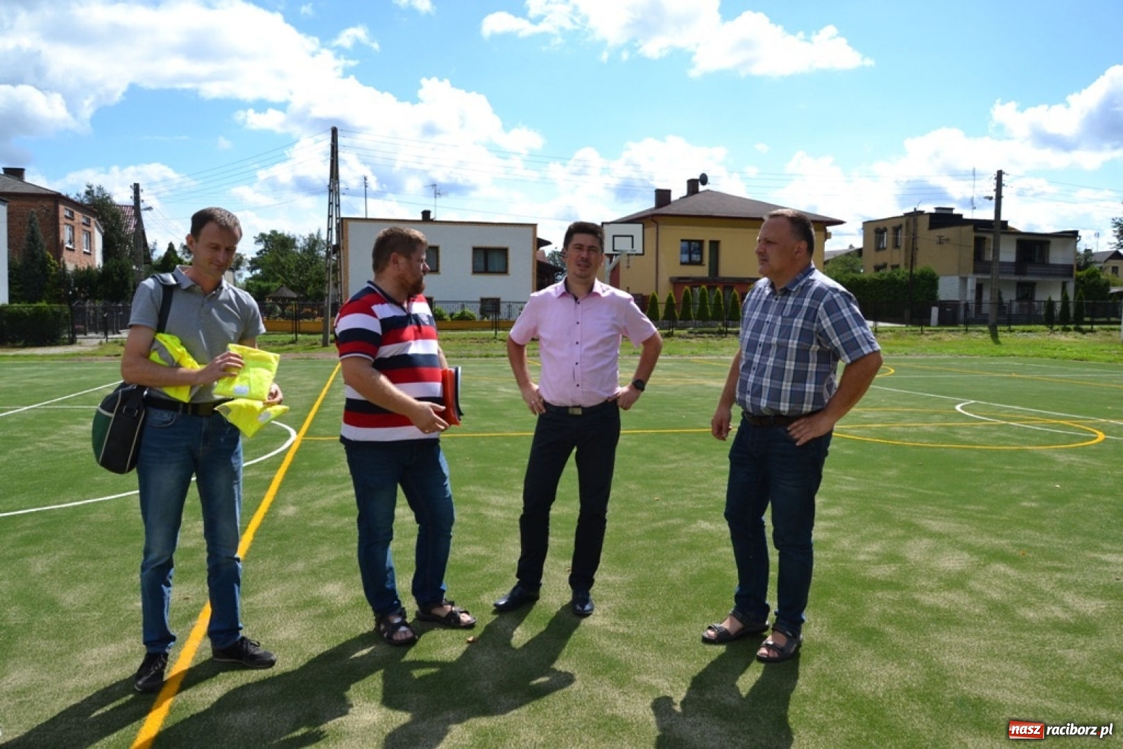 Zdjęcie w galerii na portalu naszraciborz.pl: Szkoła w Rudach z nowym boiskiem wielofunkcyjnym wiadomości z regionu