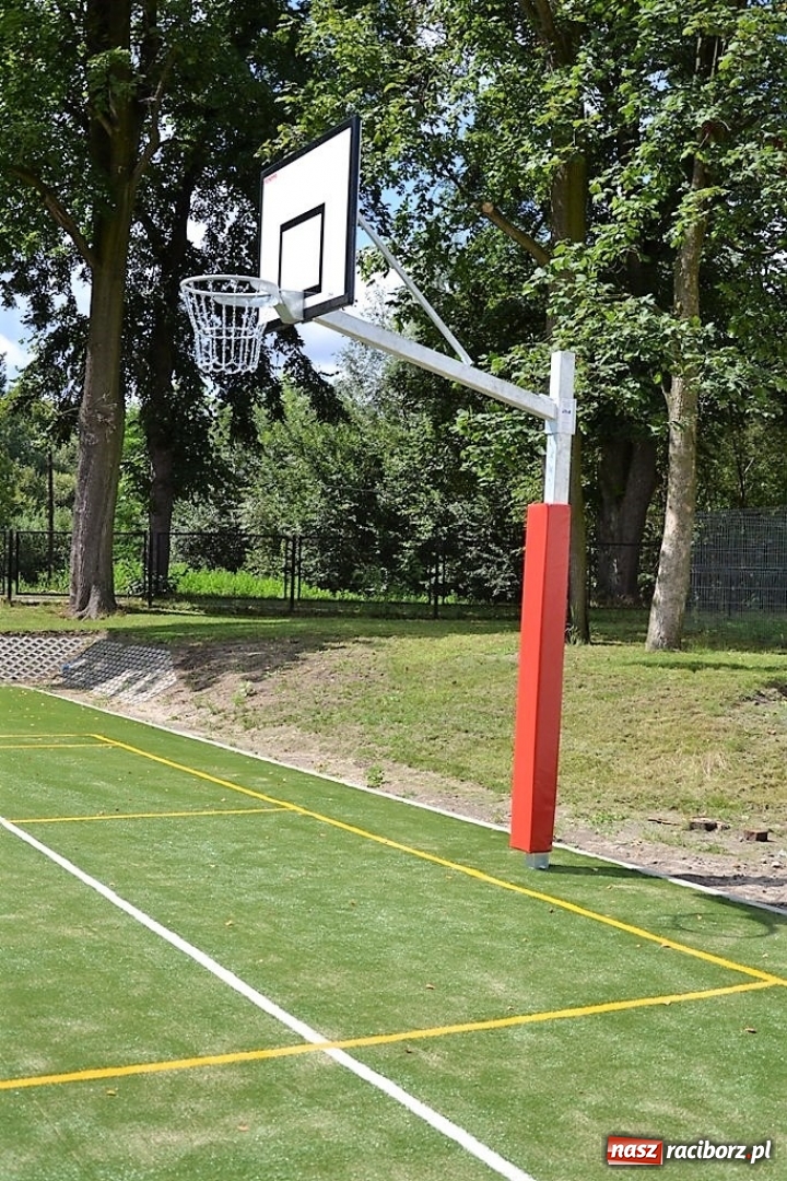 Zdjęcie w galerii na portalu naszraciborz.pl: Szkoła w Rudach z nowym boiskiem wielofunkcyjnym wiadomości z regionu