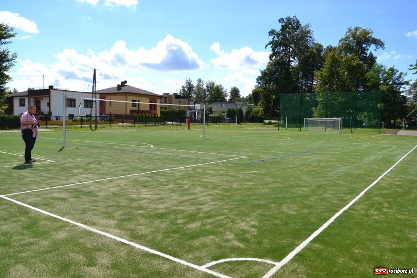 Zdjęcie w galerii na portalu naszraciborz.pl: Szkoła w Rudach z nowym boiskiem wielofunkcyjnym wiadomości z regionu
