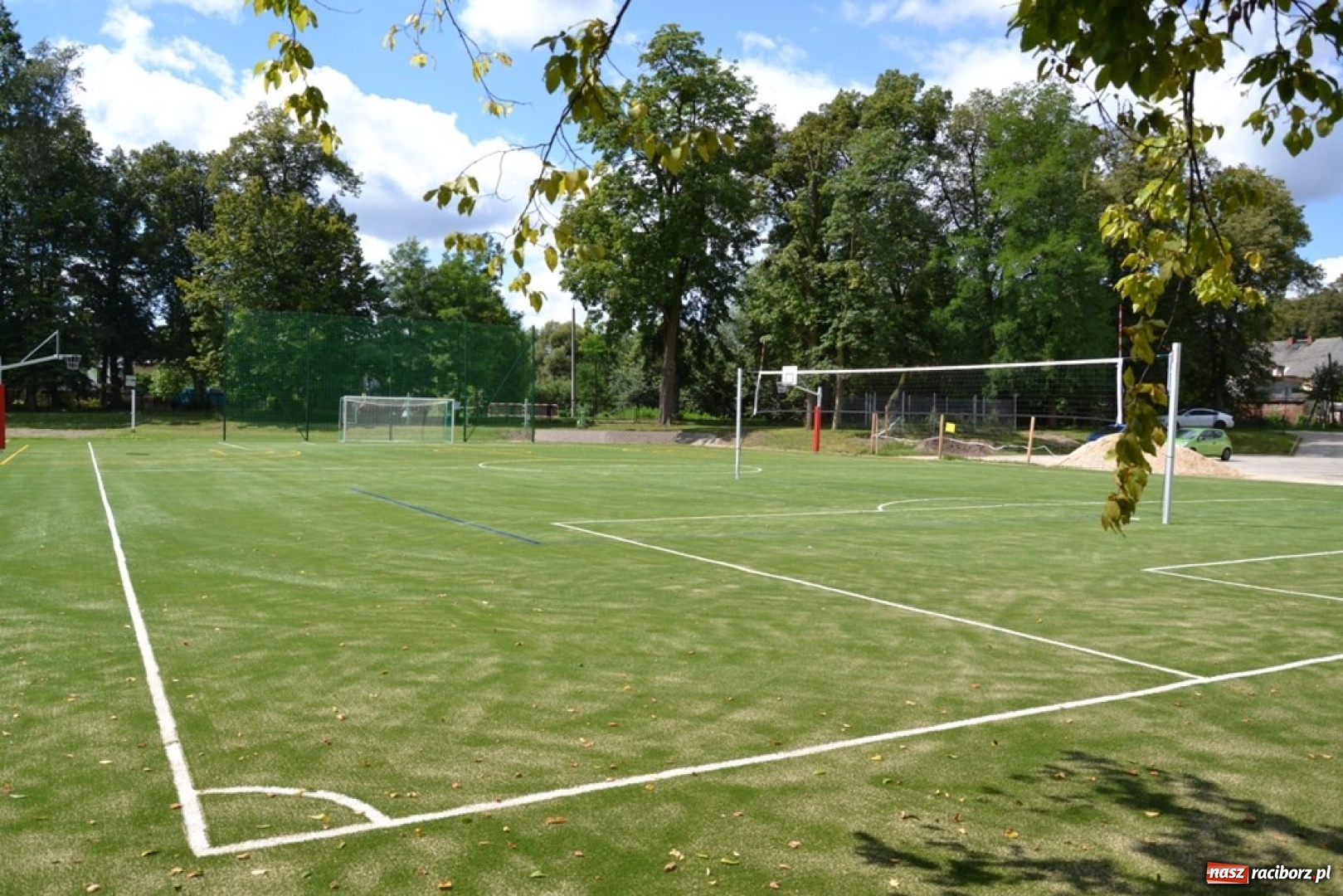 Zdjęcie w galerii na portalu naszraciborz.pl: Szkoła w Rudach z nowym boiskiem wielofunkcyjnym wiadomości z regionu