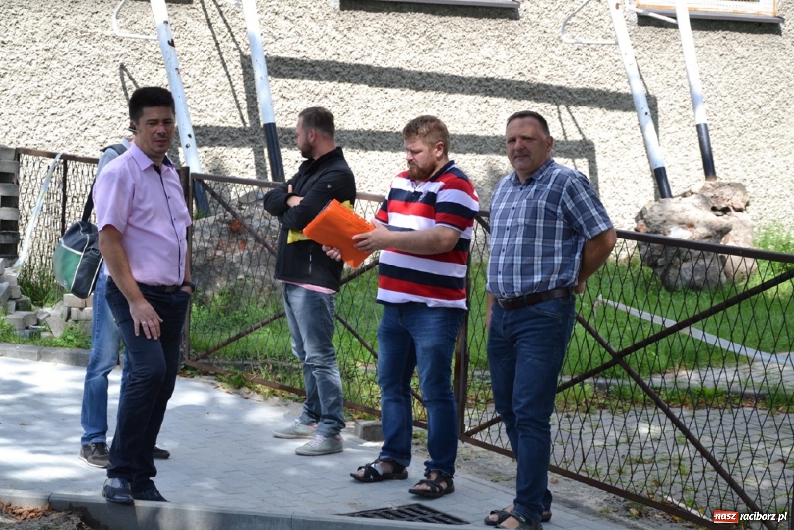 Zdjęcie w galerii na portalu naszraciborz.pl: Szkoła w Rudach z nowym boiskiem wielofunkcyjnym wiadomości z regionu