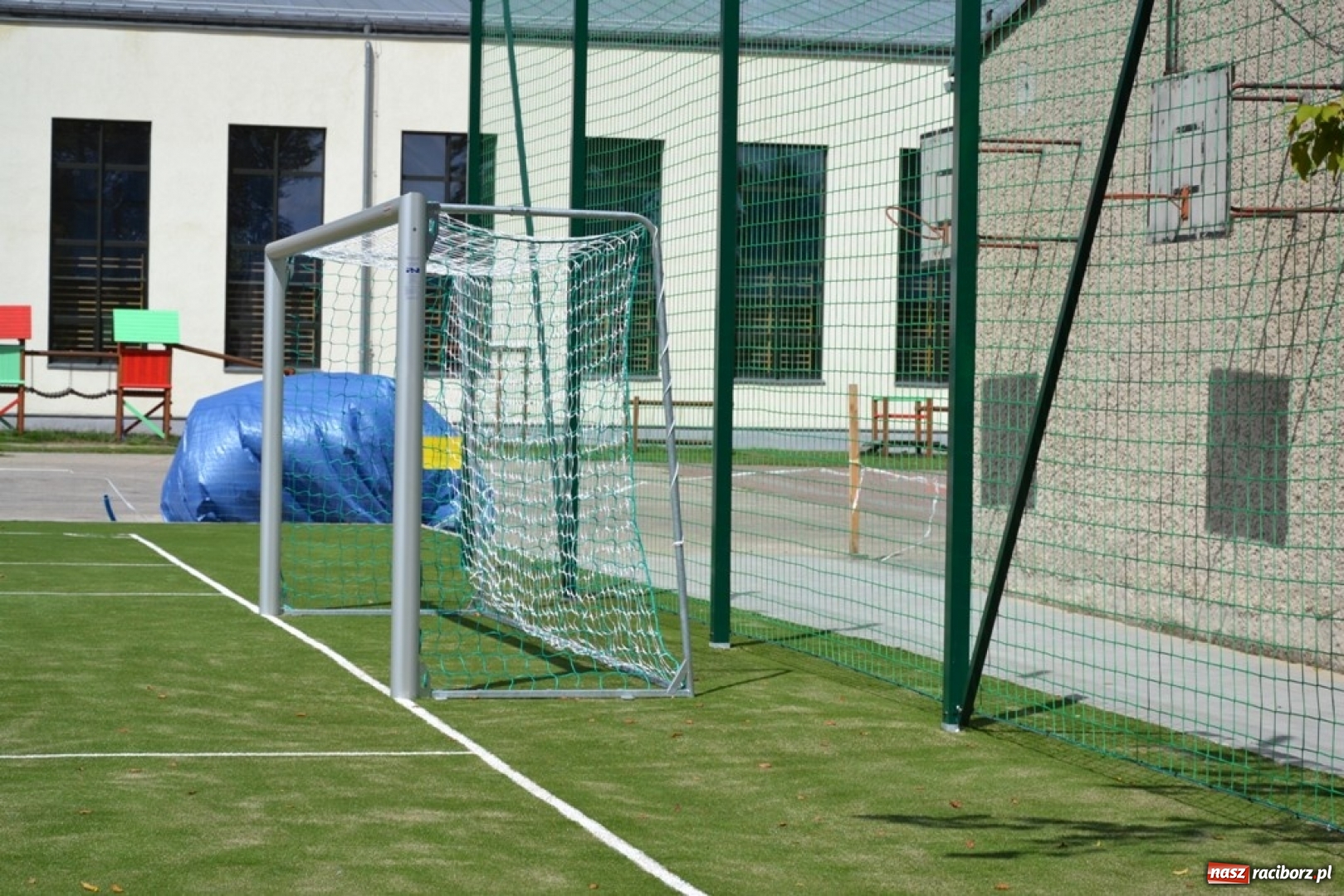 Zdjęcie w galerii na portalu naszraciborz.pl: Szkoła w Rudach z nowym boiskiem wielofunkcyjnym wiadomości z regionu
