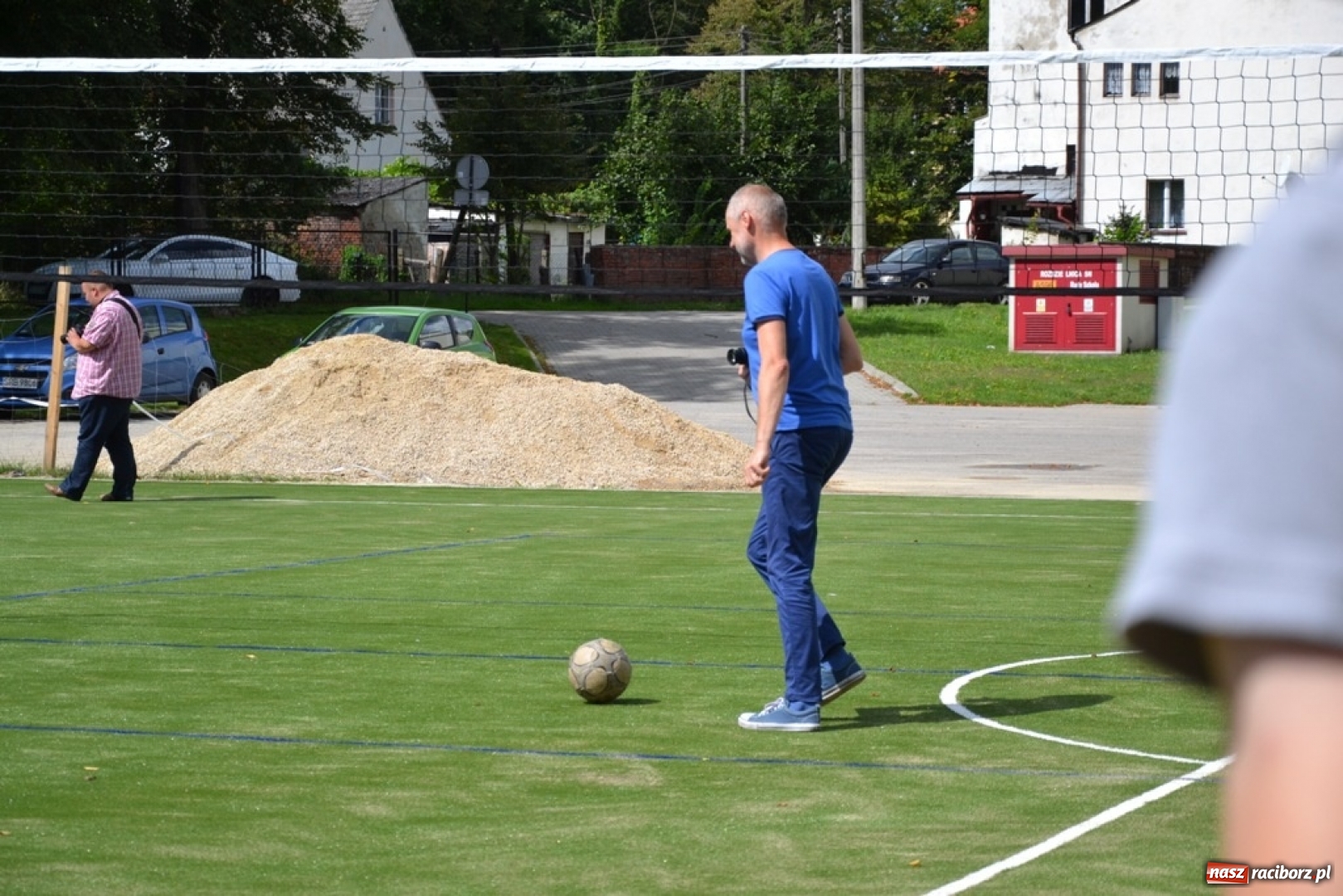 Zdjęcie w galerii na portalu naszraciborz.pl: Szkoła w Rudach z nowym boiskiem wielofunkcyjnym wiadomości z regionu