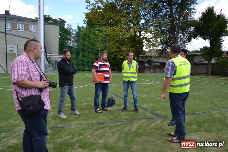 Zdjęcie w galerii na portalu naszraciborz.pl: Szkoła w Rudach z nowym boiskiem wielofunkcyjnym wiadomości z regionu