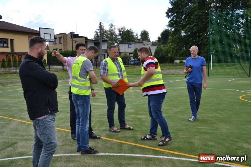 Zdjęcie w galerii na portalu naszraciborz.pl: Szkoła w Rudach z nowym boiskiem wielofunkcyjnym wiadomości z regionu