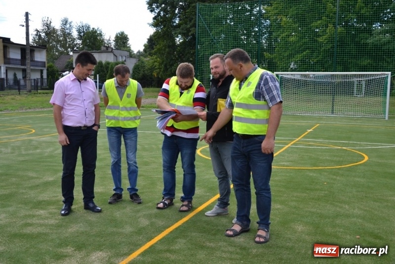 Zdjęcie w galerii na portalu naszraciborz.pl: Szkoła w Rudach z nowym boiskiem wielofunkcyjnym wiadomości z regionu