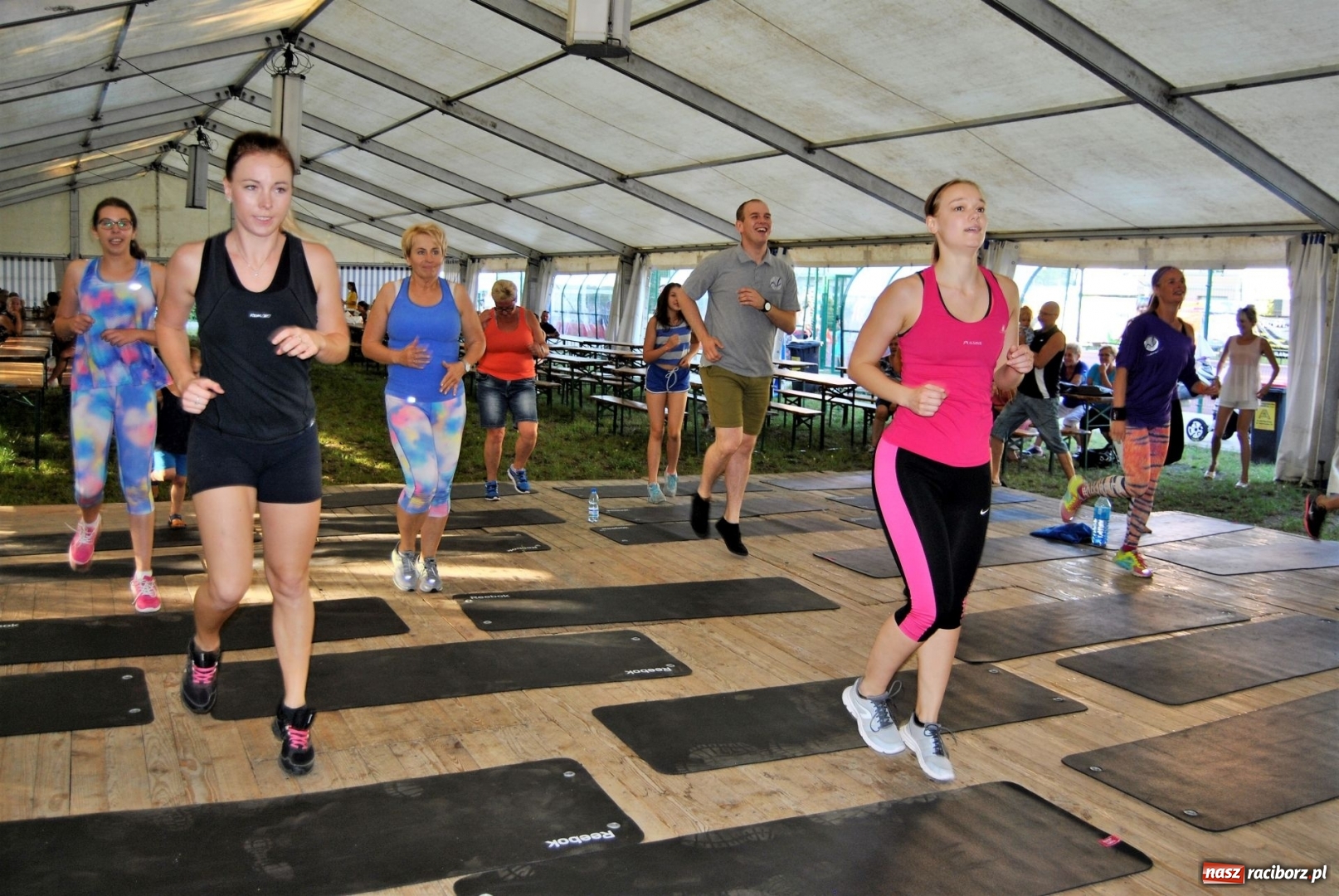 Zdjęcie w galerii na portalu naszraciborz.pl: Fitness dla Zdrowia, czyli darmowe zajęcia Akademii Fitness na boisku SP4 wiadomości z regionu