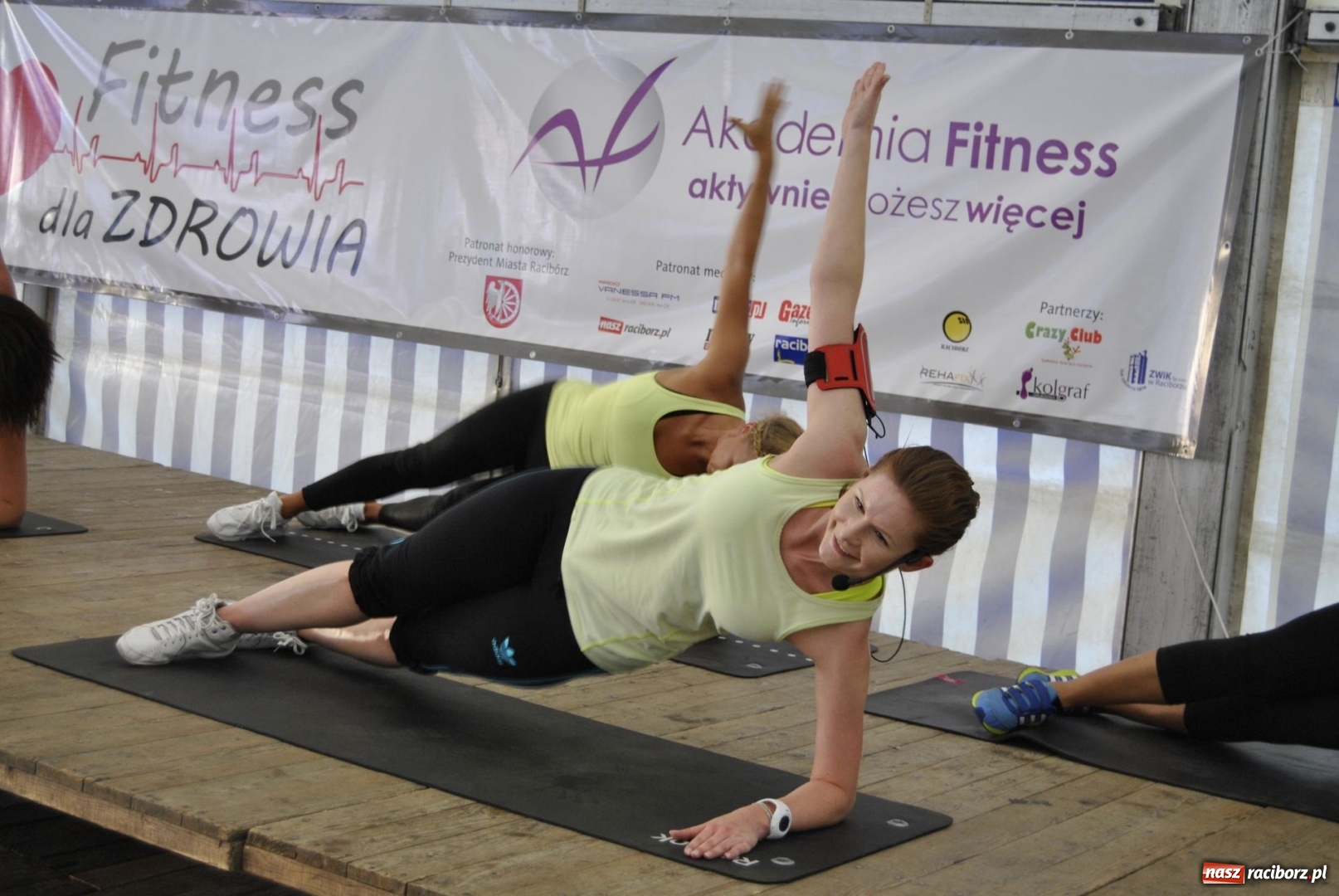 Zdjęcie w galerii na portalu naszraciborz.pl: Fitness dla Zdrowia, czyli darmowe zajęcia Akademii Fitness na boisku SP4 wiadomości z regionu