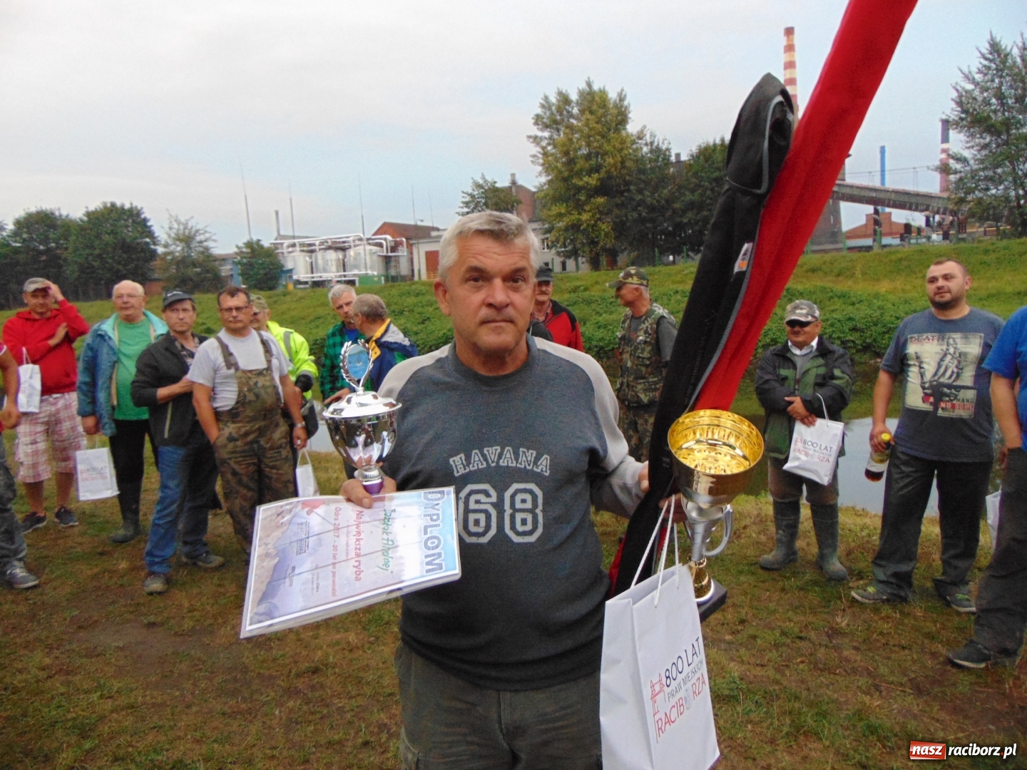 Zdjęcie w galerii na portalu naszraciborz.pl: Taka ryba tylko w Odrze. Rekordowy leszcz złowiony podczas zawodów w 20. rocznicę powodzi  wiadomości z regionu