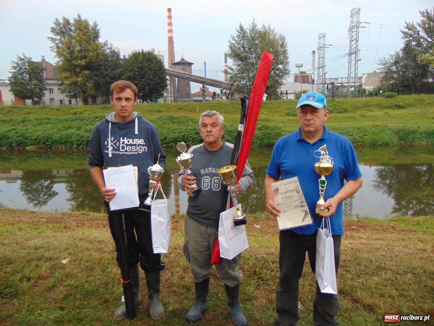 Zdjęcie w galerii na portalu naszraciborz.pl: Taka ryba tylko w Odrze. Rekordowy leszcz złowiony podczas zawodów w 20. rocznicę powodzi  wiadomości z regionu