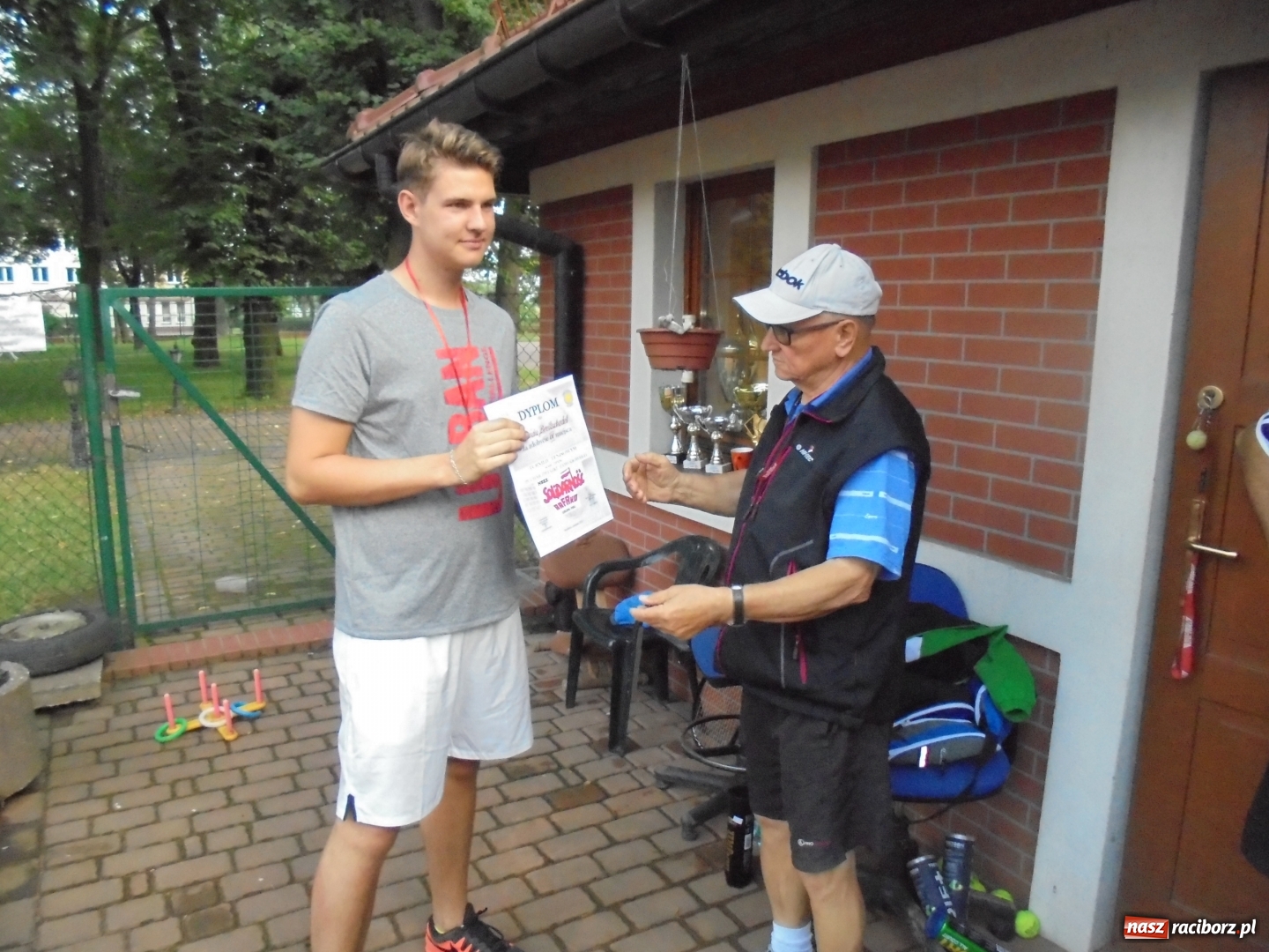 Zdjęcie w galerii na portalu naszraciborz.pl: Wojciech Rybiński z Pucharem Solidarności wiadomości z regionu