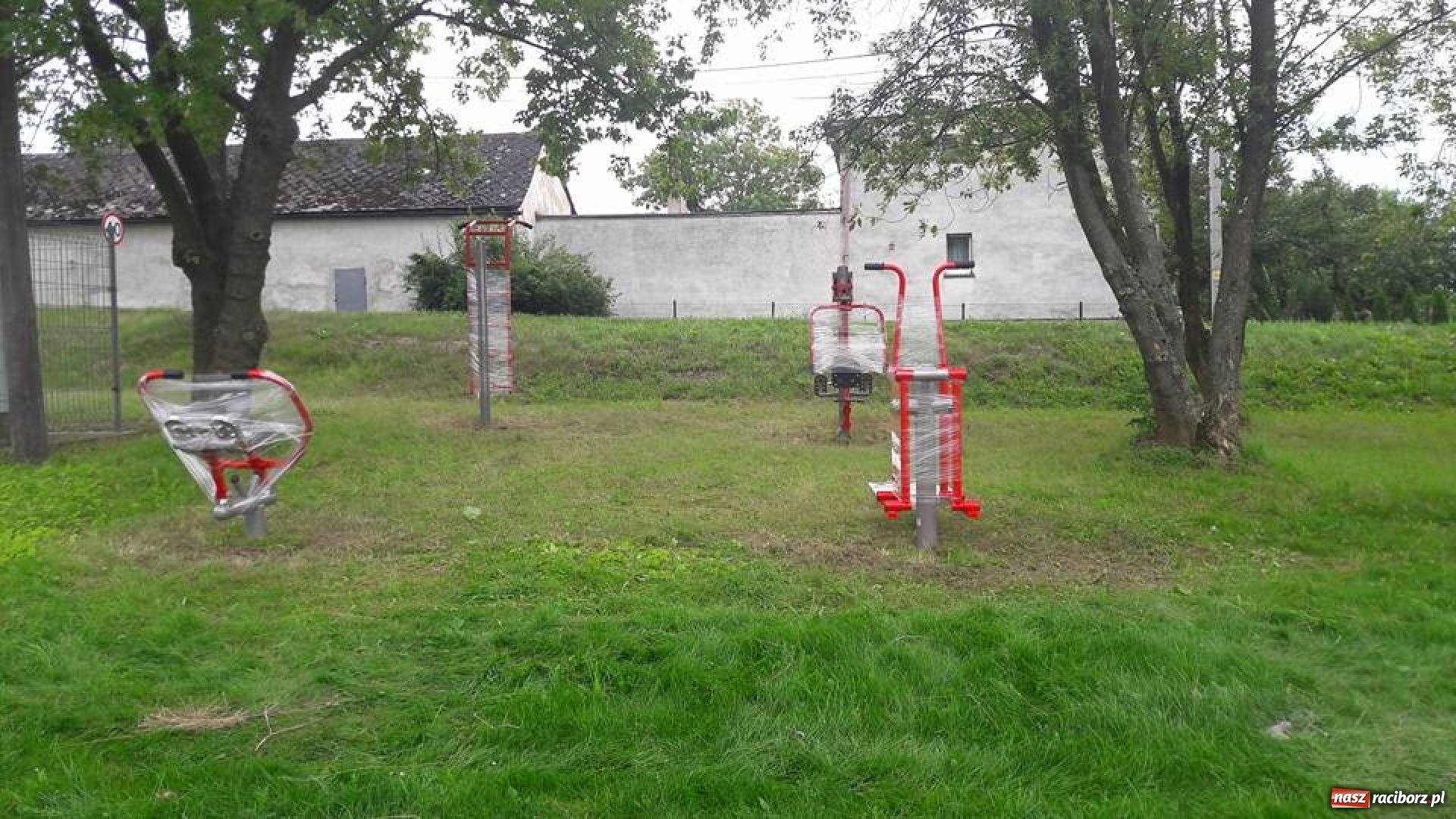 Zdjęcie w galerii na portalu naszraciborz.pl: Gmina Krzanowice wzbogaciła się o kolejną siłownię pod chmurką wiadomości z regionu