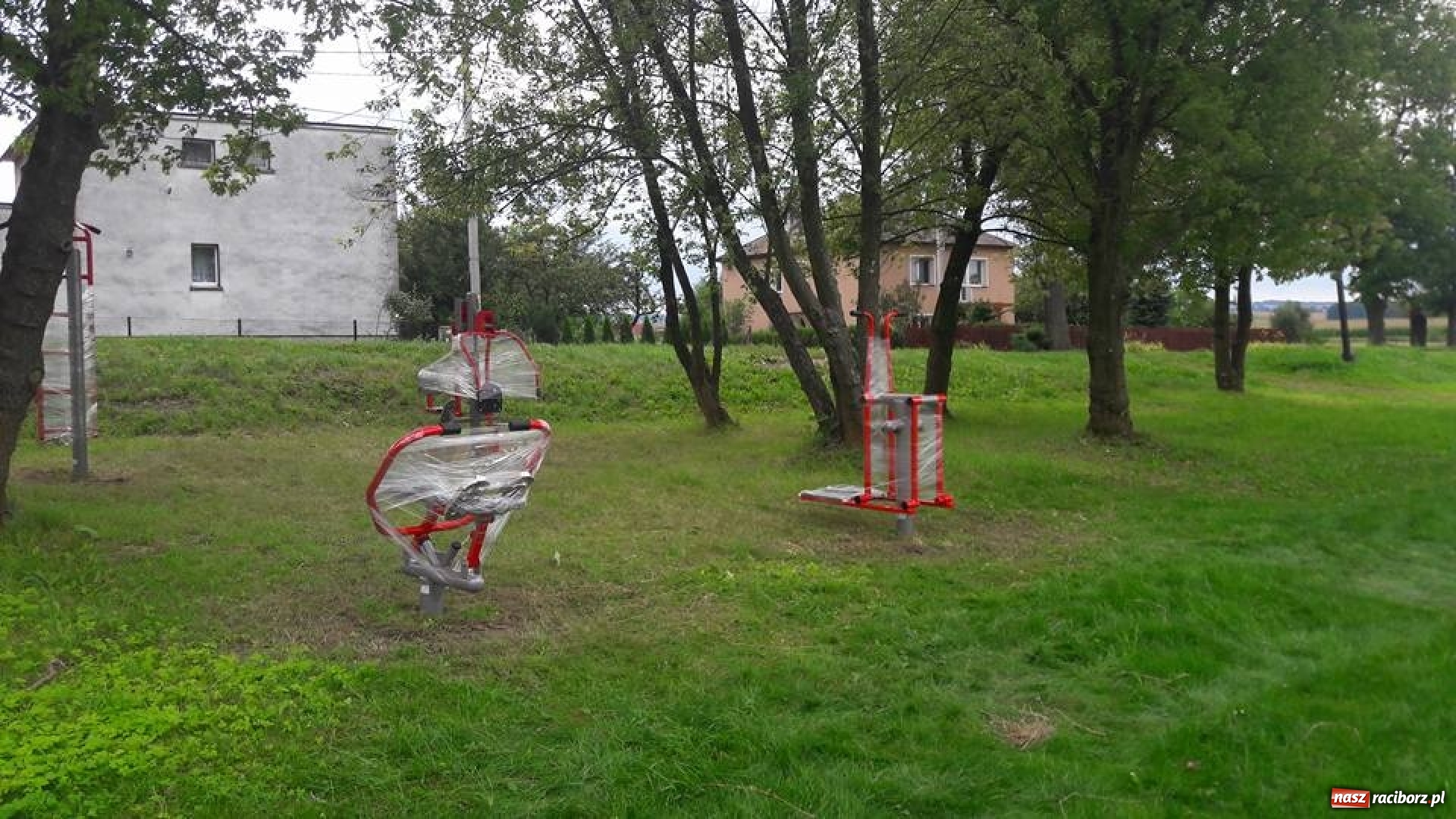Zdjęcie w galerii na portalu naszraciborz.pl: Gmina Krzanowice wzbogaciła się o kolejną siłownię pod chmurką wiadomości z regionu