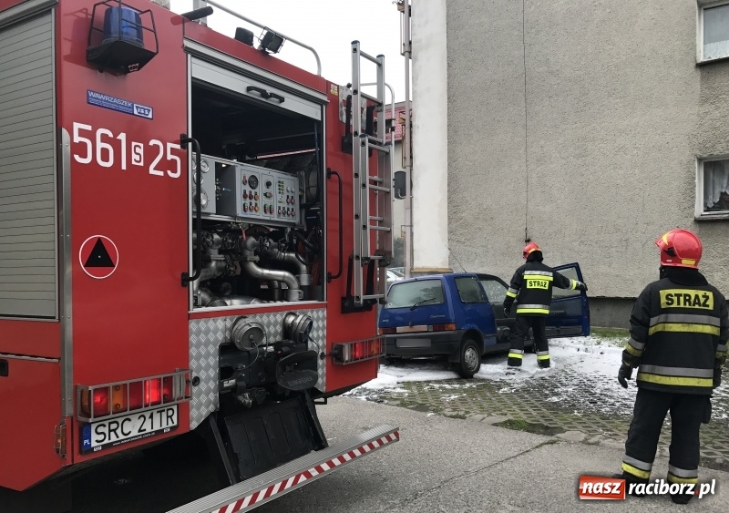 Zdjęcie w galerii na portalu naszraciborz.pl: Pożar cinquecento na osiedlu przy Mariańskiej wiadomości z regionu