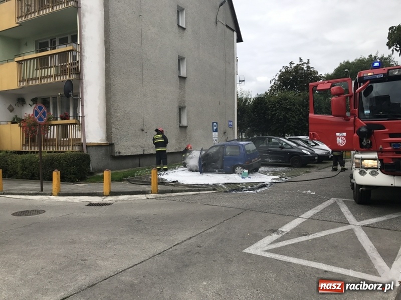 Zdjęcie w galerii na portalu naszraciborz.pl: Pożar cinquecento na osiedlu przy Mariańskiej wiadomości z regionu