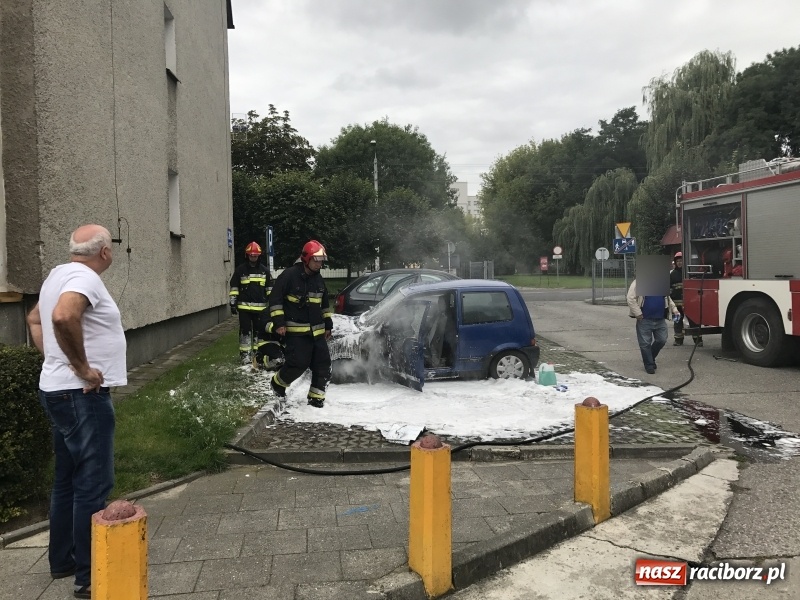 Zdjęcie w galerii na portalu naszraciborz.pl: Pożar cinquecento na osiedlu przy Mariańskiej wiadomości z regionu