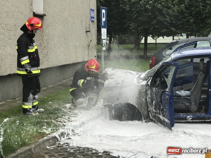 Zdjęcie w galerii na portalu naszraciborz.pl: Pożar cinquecento na osiedlu przy Mariańskiej wiadomości z regionu