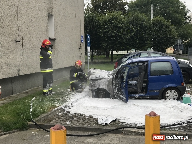Zdjęcie w galerii na portalu naszraciborz.pl: Pożar cinquecento na osiedlu przy Mariańskiej wiadomości z regionu