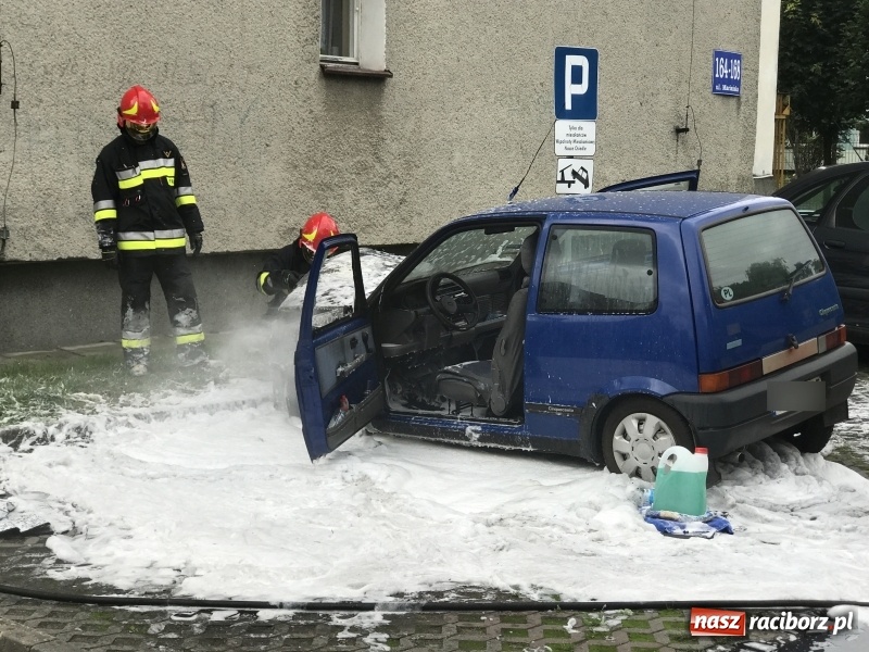Zdjęcie w galerii na portalu naszraciborz.pl: Pożar cinquecento na osiedlu przy Mariańskiej wiadomości z regionu