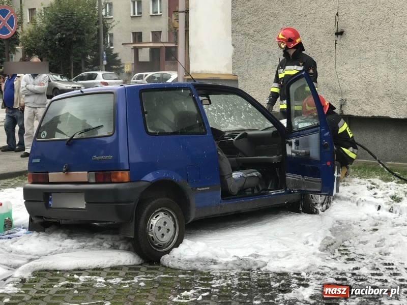 Zdjęcie w galerii na portalu naszraciborz.pl: Pożar cinquecento na osiedlu przy Mariańskiej wiadomości z regionu