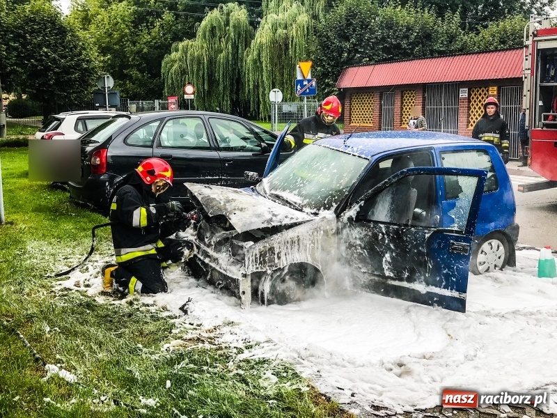 Zdjęcie w galerii na portalu naszraciborz.pl: Pożar cinquecento na osiedlu przy Mariańskiej wiadomości z regionu