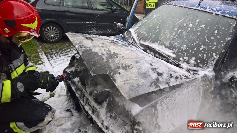 Zdjęcie w galerii na portalu naszraciborz.pl: Pożar cinquecento na osiedlu przy Mariańskiej wiadomości z regionu