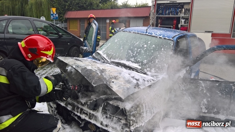 Zdjęcie w galerii na portalu naszraciborz.pl: Pożar cinquecento na osiedlu przy Mariańskiej wiadomości z regionu