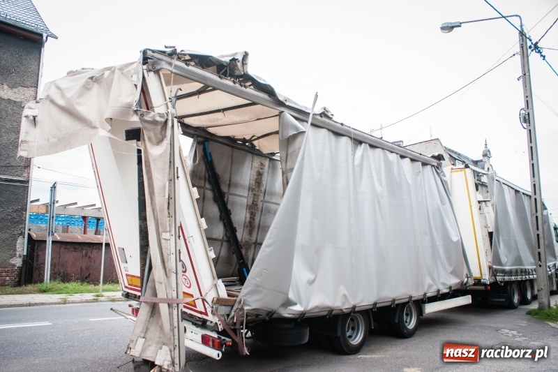 Zdjęcie w galerii na portalu naszraciborz.pl: Samochód ciężarowy uszkodził przyczepy pod wiaduktem na Bosackiej-Rybnickiej wiadomości z regionu