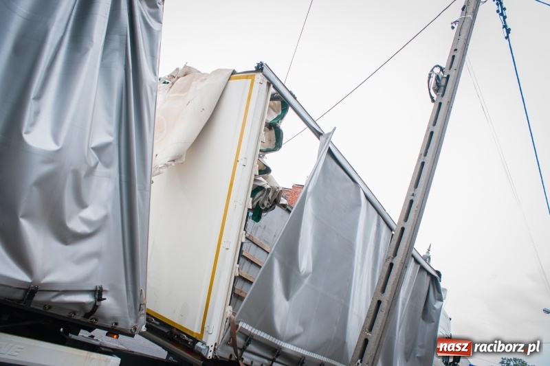 Zdjęcie w galerii na portalu naszraciborz.pl: Samochód ciężarowy uszkodził przyczepy pod wiaduktem na Bosackiej-Rybnickiej wiadomości z regionu