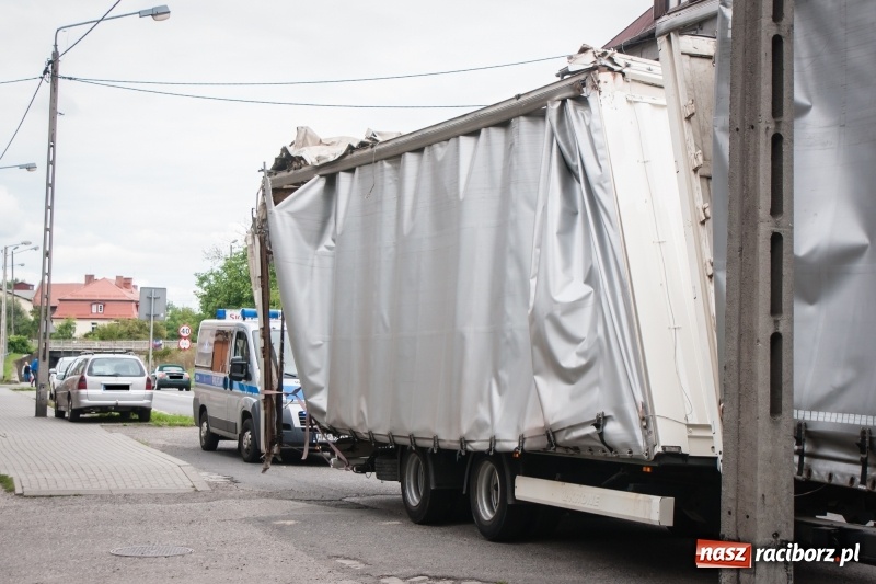 Zdjęcie w galerii na portalu naszraciborz.pl: Samochód ciężarowy uszkodził przyczepy pod wiaduktem na Bosackiej-Rybnickiej wiadomości z regionu