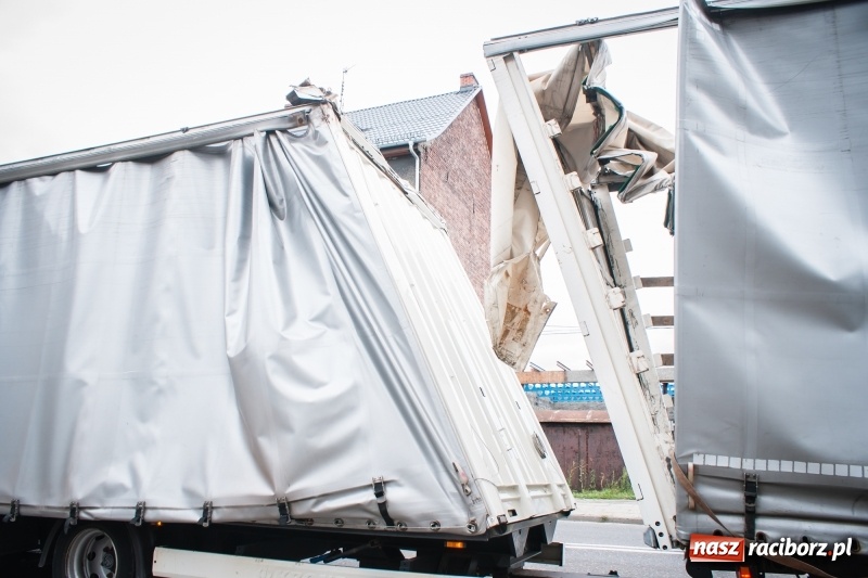 Zdjęcie w galerii na portalu naszraciborz.pl: Samochód ciężarowy uszkodził przyczepy pod wiaduktem na Bosackiej-Rybnickiej wiadomości z regionu