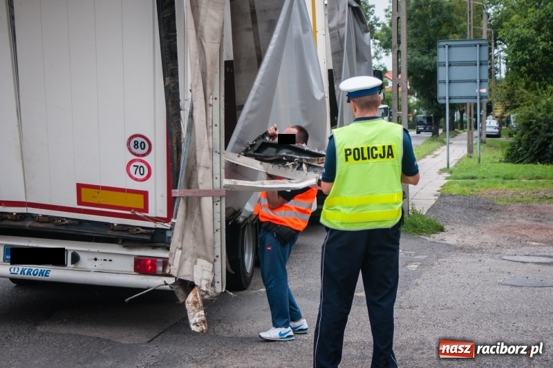 Zdjęcie w galerii na portalu naszraciborz.pl: Samochód ciężarowy uszkodził przyczepy pod wiaduktem na Bosackiej-Rybnickiej wiadomości z regionu