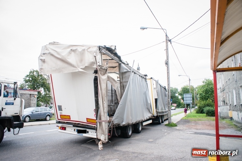Zdjęcie w galerii na portalu naszraciborz.pl: Samochód ciężarowy uszkodził przyczepy pod wiaduktem na Bosackiej-Rybnickiej wiadomości z regionu