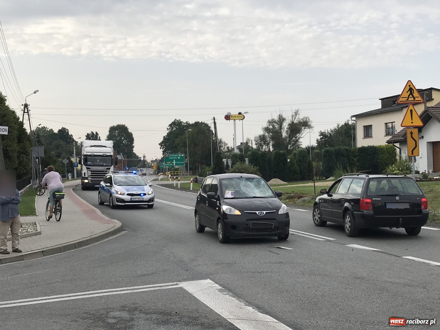 Zdjęcie w galerii na portalu naszraciborz.pl: Potrącenie rowerzystki przy komisariacie w Krzyżanowicach wiadomości z regionu