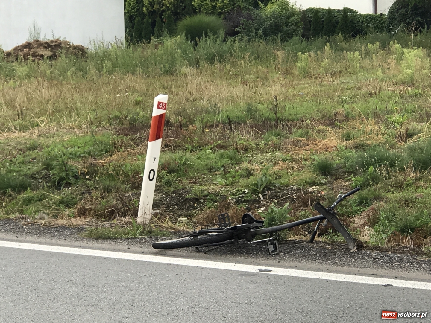 Zdjęcie w galerii na portalu naszraciborz.pl: Potrącenie rowerzystki przy komisariacie w Krzyżanowicach wiadomości z regionu