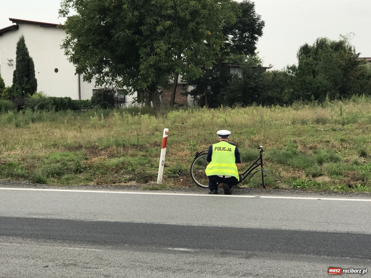 Zdjęcie w galerii na portalu naszraciborz.pl: Potrącenie rowerzystki przy komisariacie w Krzyżanowicach wiadomości z regionu