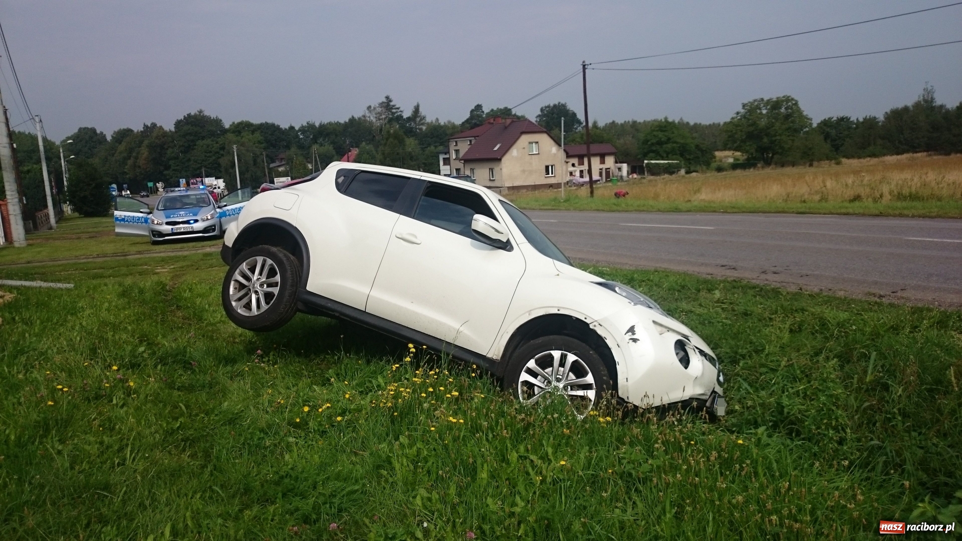 Zdjęcie w galerii na portalu naszraciborz.pl: Kierowca nissana zakończył podróż w rowie. Był mocno nietrzeźwy, ale twierdzi, że wypił po zdarzeniu wiadomości z regionu