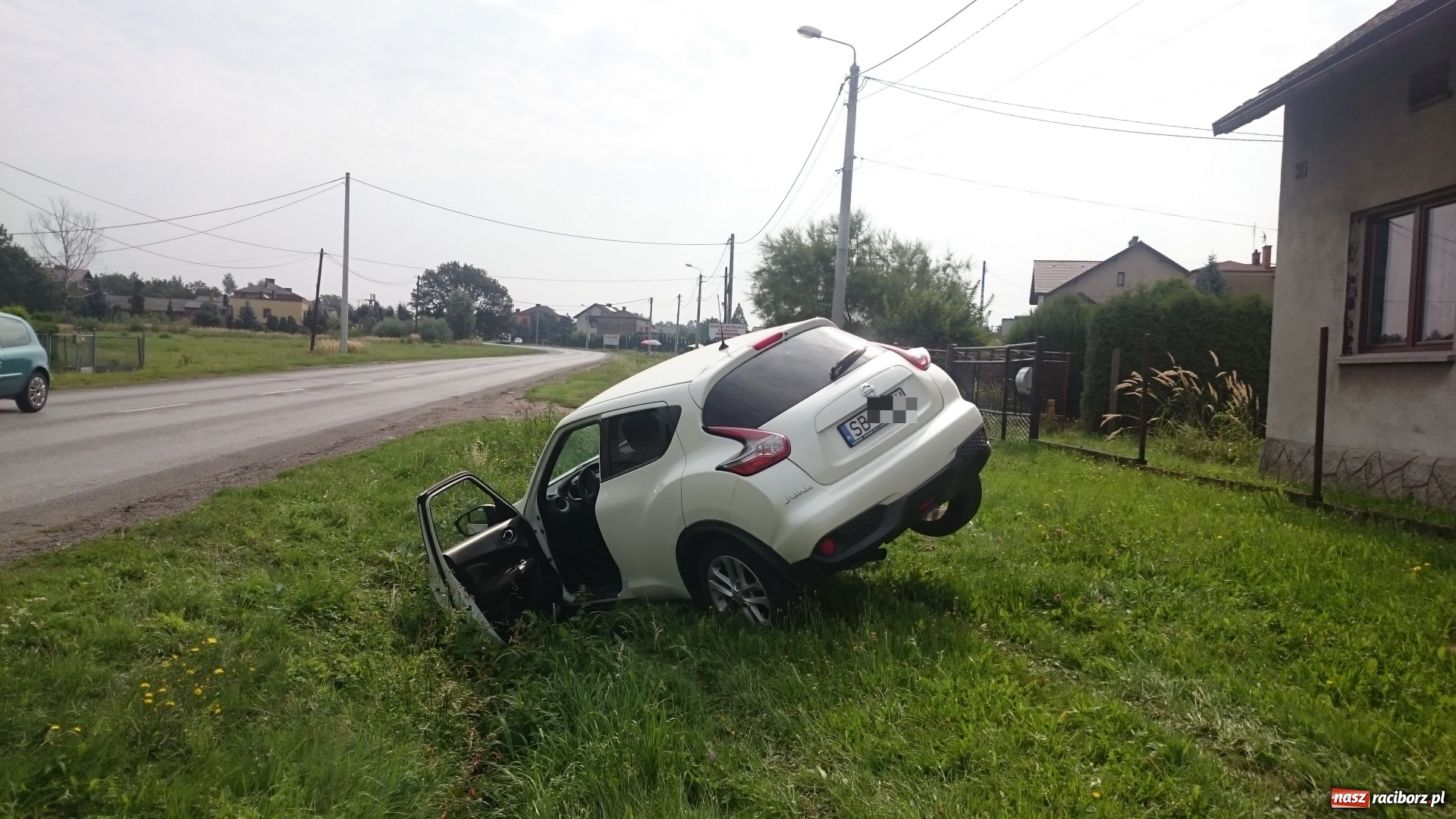 Zdjęcie w galerii na portalu naszraciborz.pl: Kierowca nissana zakończył podróż w rowie. Był mocno nietrzeźwy, ale twierdzi, że wypił po zdarzeniu wiadomości z regionu