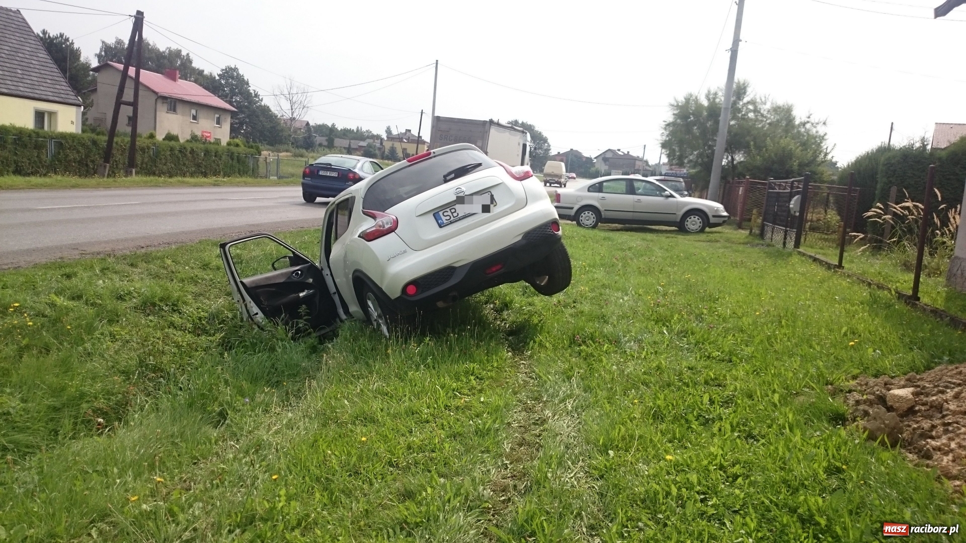 Zdjęcie w galerii na portalu naszraciborz.pl: Kierowca nissana zakończył podróż w rowie. Był mocno nietrzeźwy, ale twierdzi, że wypił po zdarzeniu wiadomości z regionu