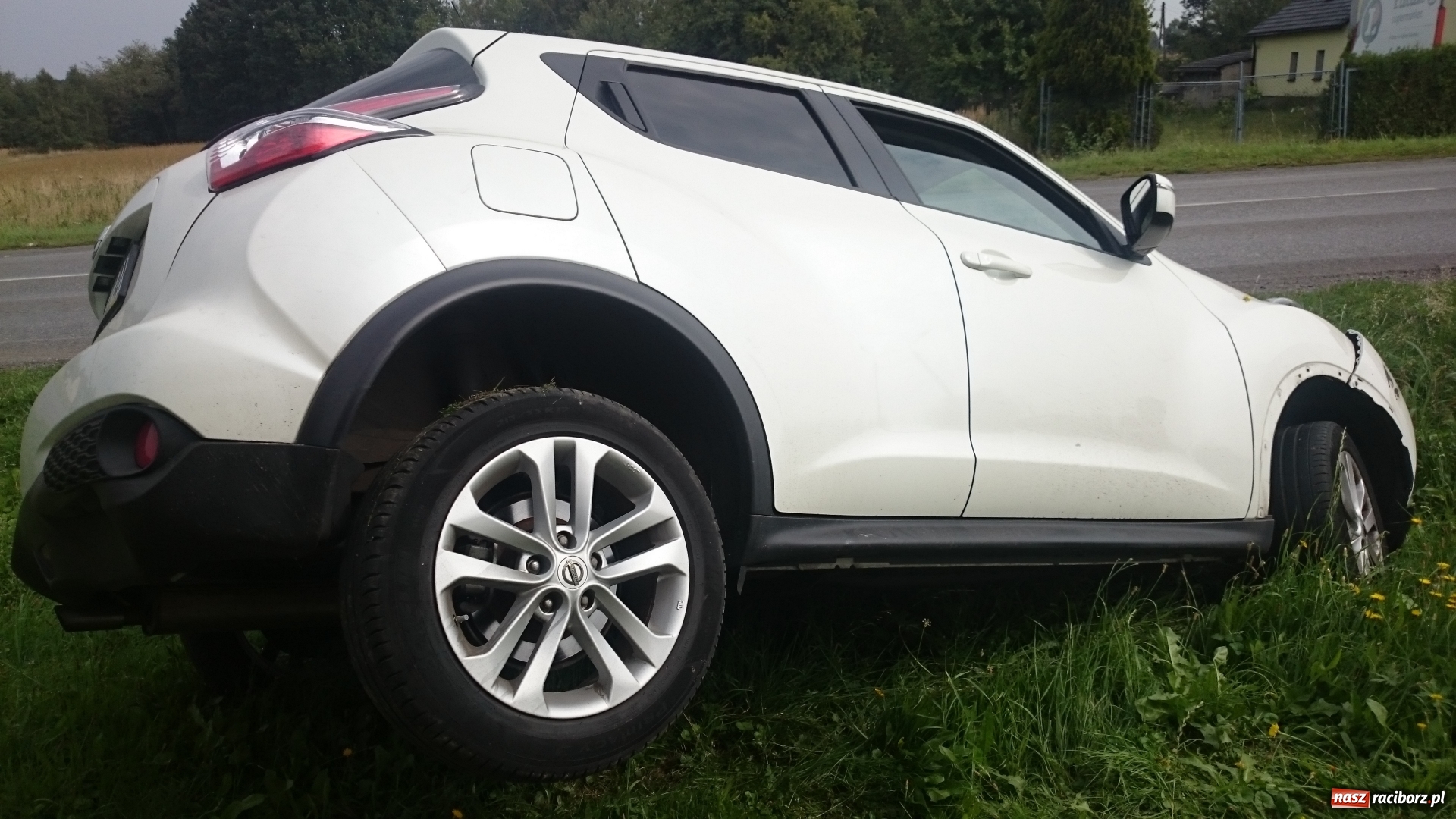 Zdjęcie w galerii na portalu naszraciborz.pl: Kierowca nissana zakończył podróż w rowie. Był mocno nietrzeźwy, ale twierdzi, że wypił po zdarzeniu wiadomości z regionu