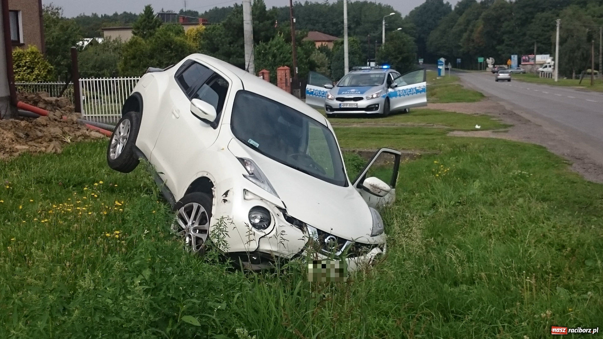 Zdjęcie w galerii na portalu naszraciborz.pl: Kierowca nissana zakończył podróż w rowie. Był mocno nietrzeźwy, ale twierdzi, że wypił po zdarzeniu wiadomości z regionu
