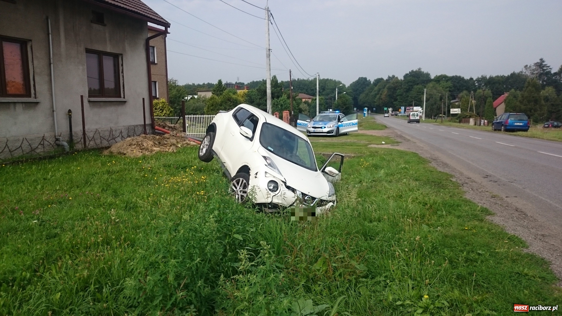 Zdjęcie w galerii na portalu naszraciborz.pl: Kierowca nissana zakończył podróż w rowie. Był mocno nietrzeźwy, ale twierdzi, że wypił po zdarzeniu wiadomości z regionu