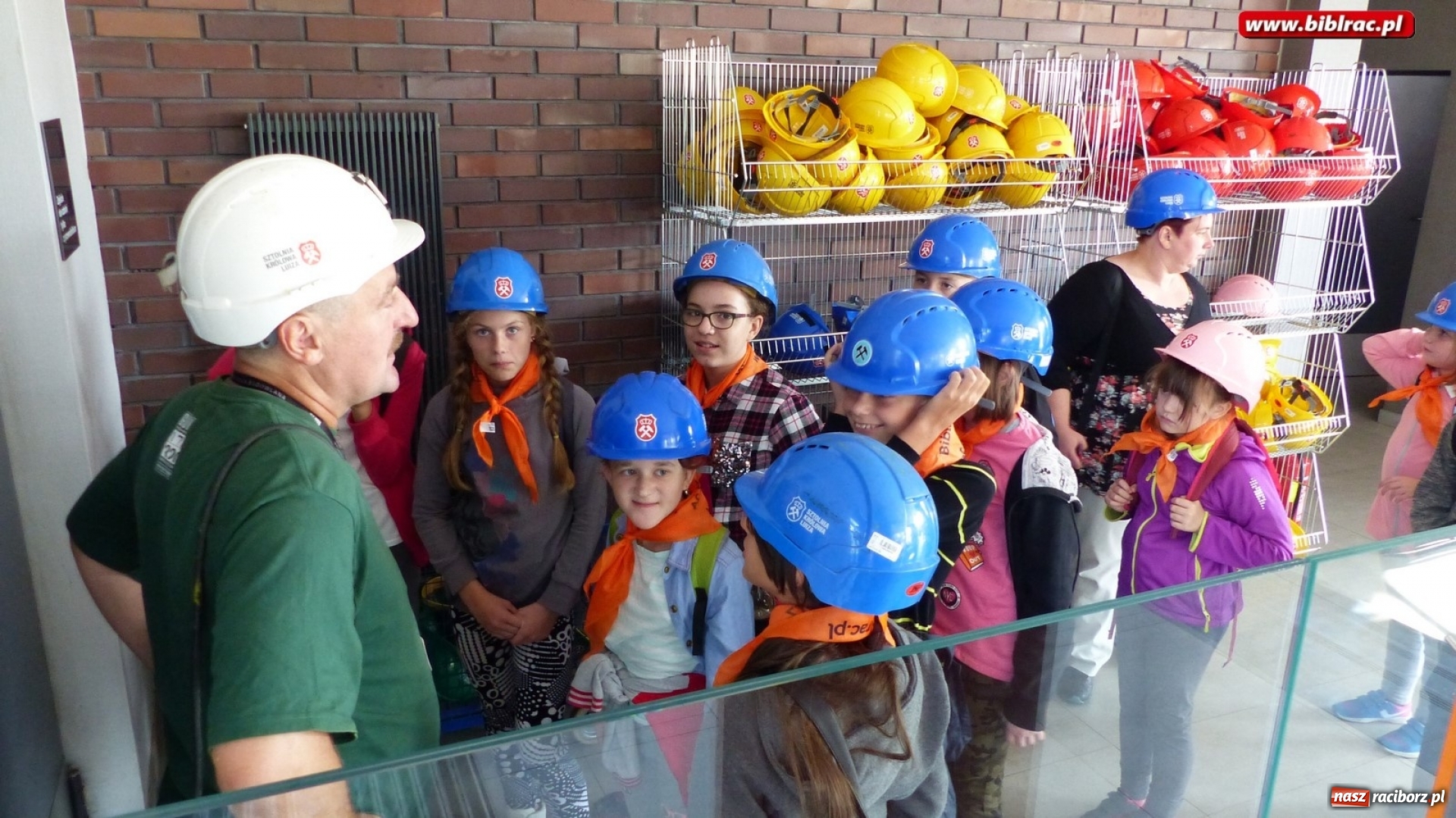 Zdjęcie w galerii na portalu naszraciborz.pl: Podziemne wędrówki w Zabrzu - uczestnicy Lata z biblioteką zwiedzili kopalnię Królowa Luiza wiadomości z regionu